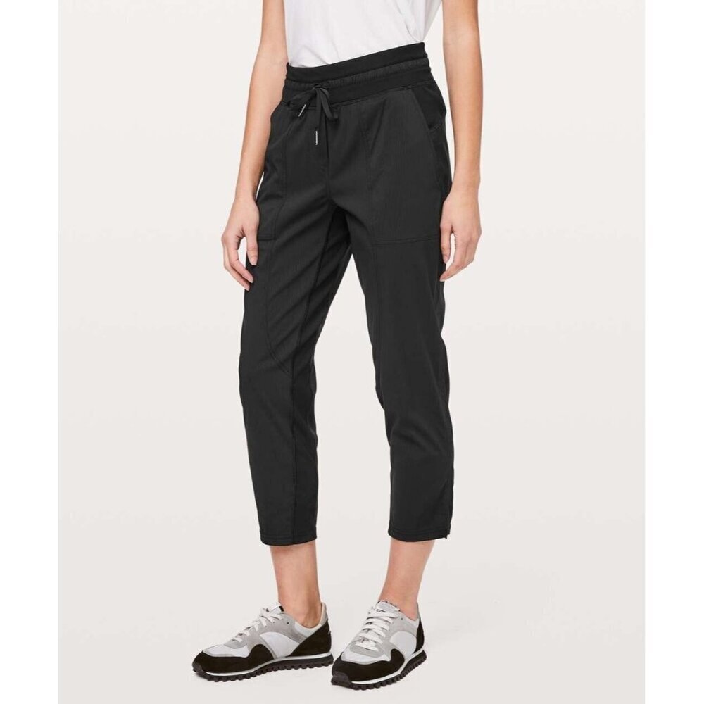 Lululemon Dance Studio Crop 25" in Size 4 Black